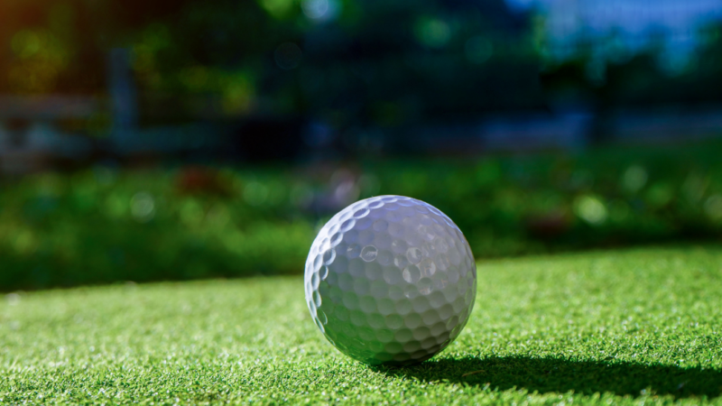 Golfboll på grönt konstgräs