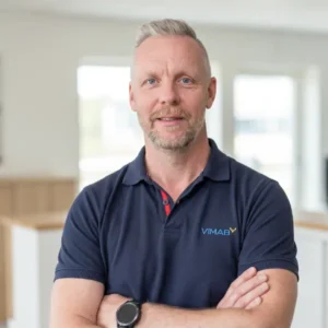 Rickard Nyberg, VIMAB – leende med korsade armar i marinblå VIMAB-pikétröja