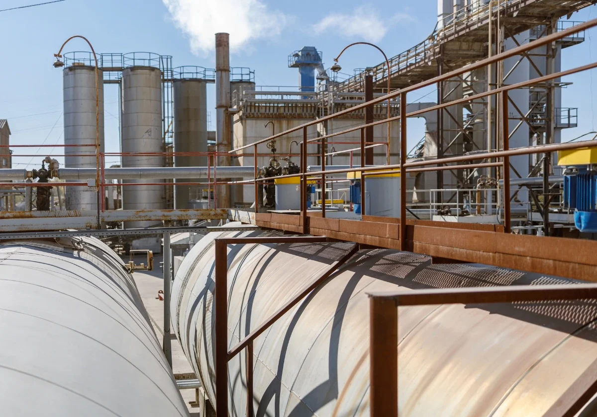 Industrianläggning med stora rörledningar, cisterner och processutrustning för kartering av ventilbestånd